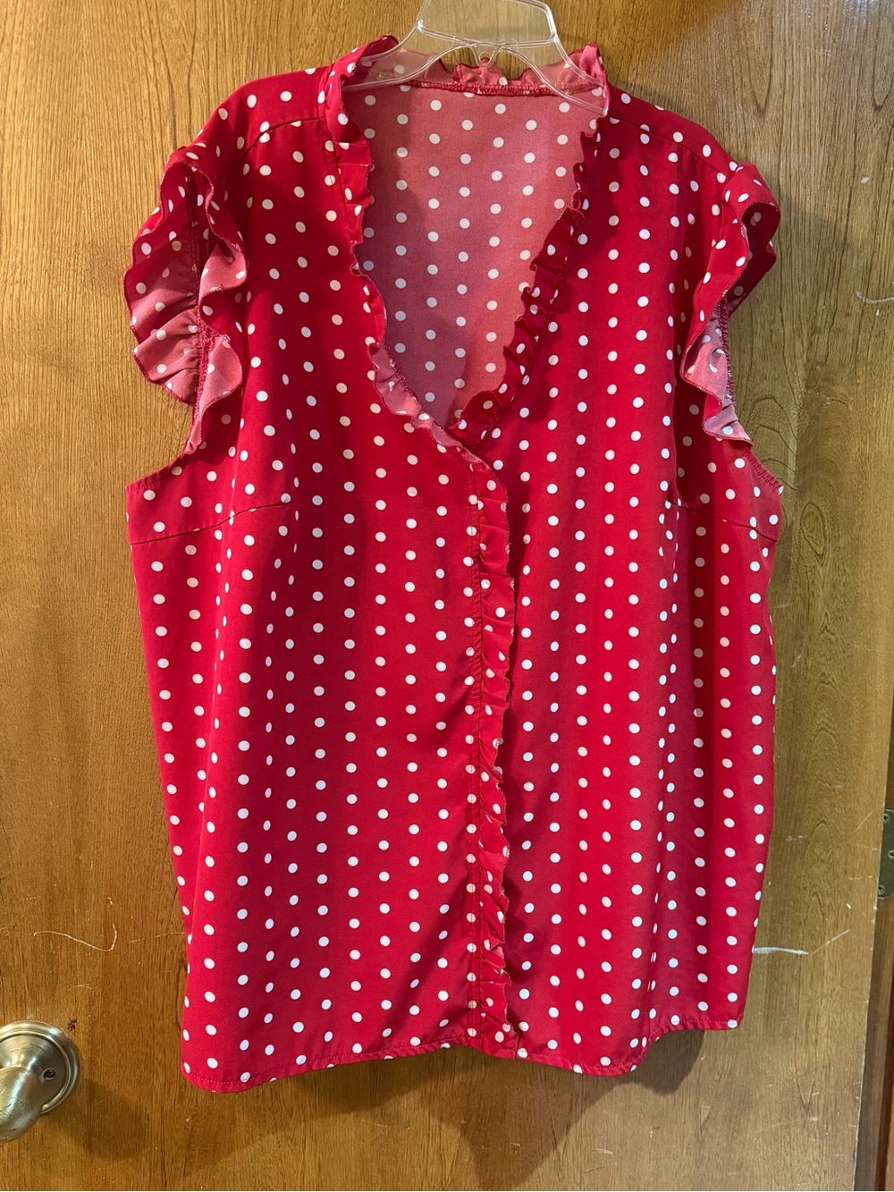 Polka-Dot, ruffle sleeve, V-neck Blouse, tag says 5X but wears like a lg 3X-4X